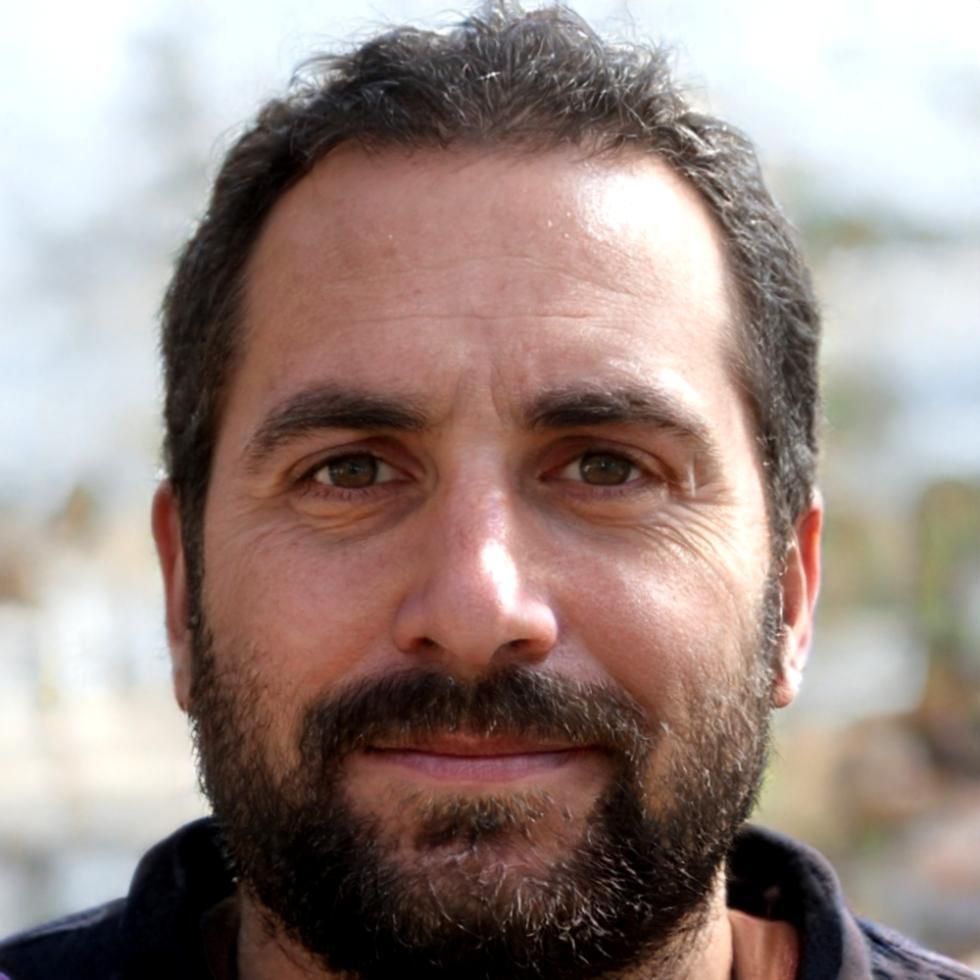 Fundador de quaraxlab trabajando en los primeros análisis financieros